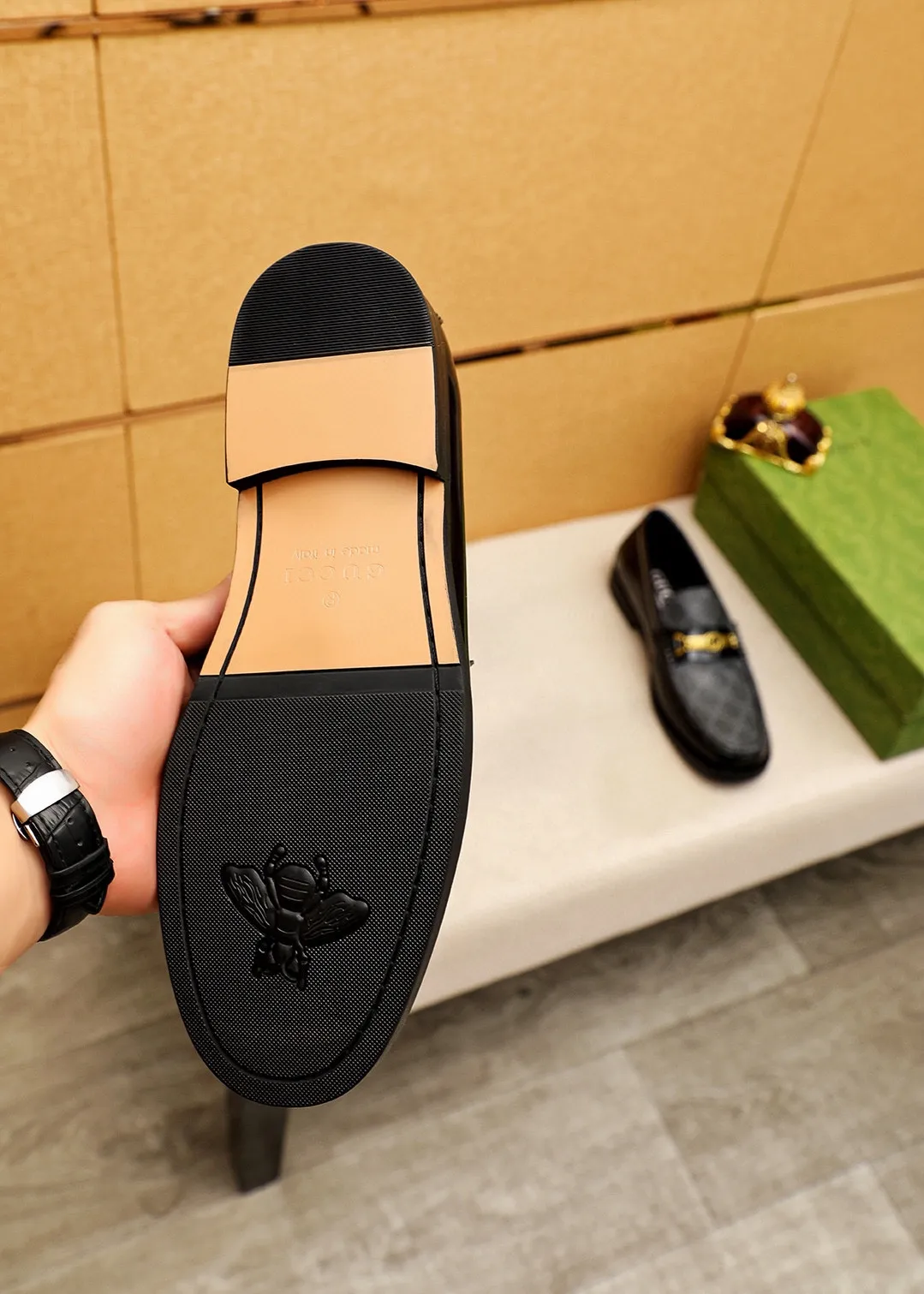 Men's shoes 💰460 💐 Product trademark: GUCCI "Gucci" casual leather shoes Regular size: 38-44 (45🉑️customized) Product materials: Selected imported first-layer open-edge beaded cowhide leather upper + luxury hardware buckle, imported water-dyed cowhide leather lining. Strong three-dimensional visual effect, original combination outsole Color: 4⃣️colors available